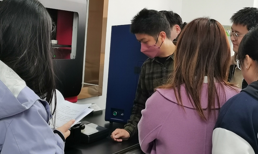 格丹纳工程师为老师和学生们讲解仪器