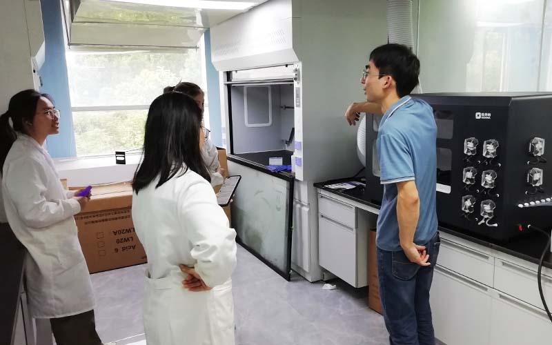 格丹纳工程师与科研人员培训仪器操作