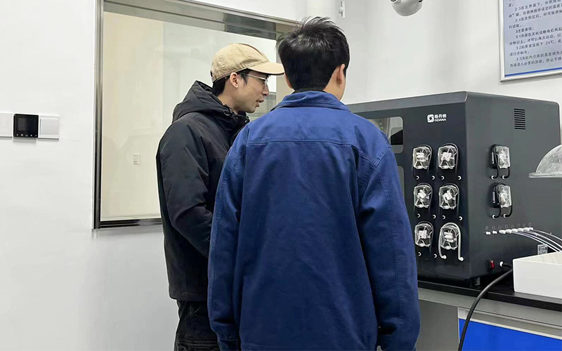格丹纳工程师为测试中心的工作人员进行培训